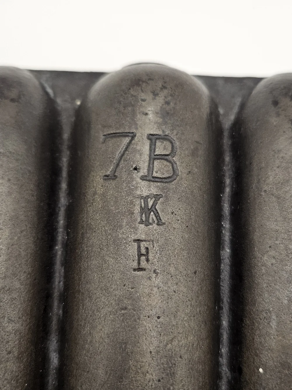 Vintage 7-Slot Cast Iron Cornstick Pan Marked 7B KF Cornbread Baking Mold